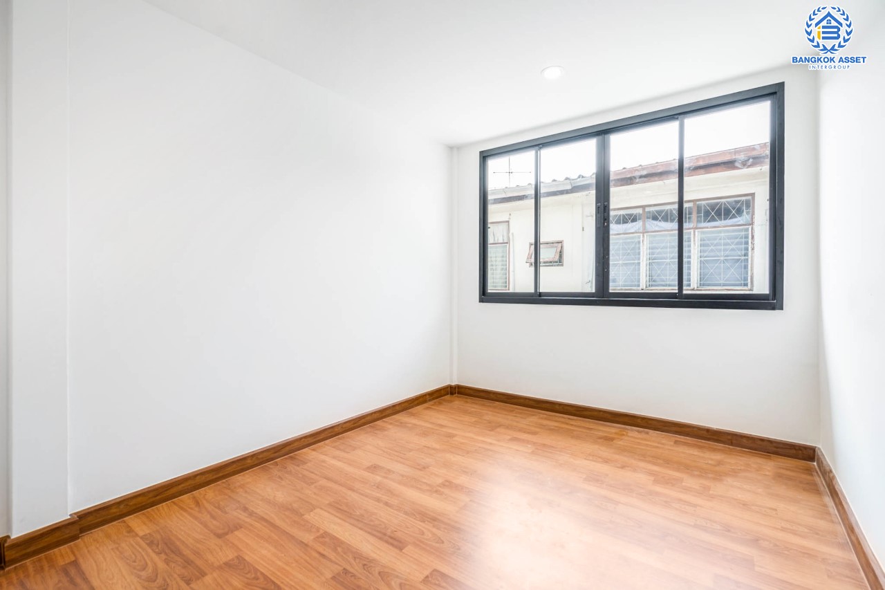 บ้านมือสองตกแต่งใหม่ ม.พระปิ่น2 ติดถนนบรมราชชนนี เนื้อที่ 17 ตร.ว. ฟังก์ชันจัดเต็ม 3 ห้องนอน 2 ห้องน้ำ บนทำเลศักยภาพ เชื่อมต่อหลายเส้นทาง ใกล้เซ็นทรัลปิ่นเกล้า ม.มหิดล , ทางด่วน "กาญจนาภิเษก"